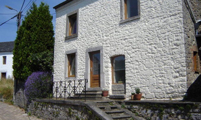 Hastiere-Lavaux Casa | Spacious, comfortable 4-person house Joint heated pool/fireplace, garden.
