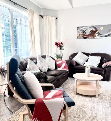 Southwest Calgary Casa | Spacious & Comfy Main Floor 3BR Suite in Detached House