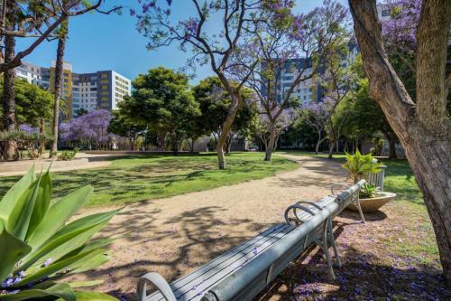 La Brea Apartamento | Spacious Condo with stellar Views near the Grove