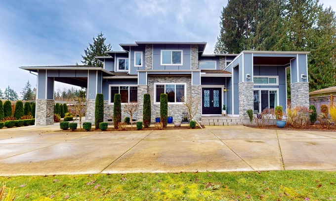 Marysville Casa | Spacious & conveniently located home with swim spa & two kitchens