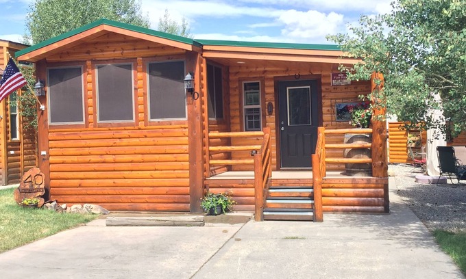 Breckenridge Chalet De Esquí | LOTE DE ESQUINA ESPACIOSO! Chalet de montaña situado en el hermoso Tiger Run RV Resort.
