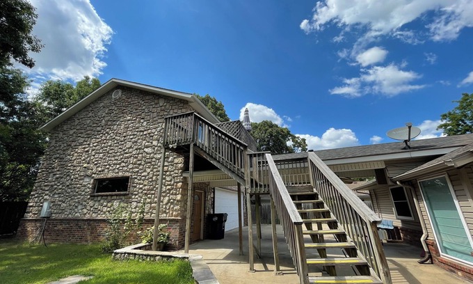 Bentonville Casa | Spacious Cottage in Rogers. Central: bike trails, restaurants, work, everything!