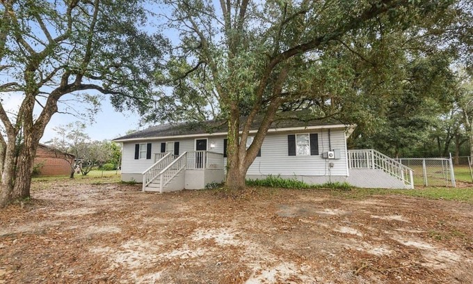 Saint Elmo Casa | Spacious Country Home on Meadow