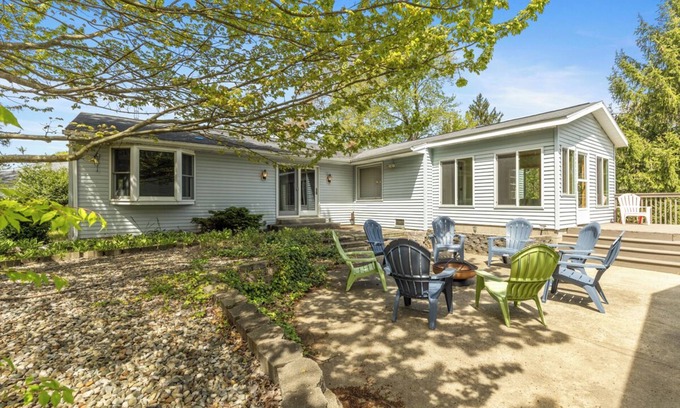 Grand Junction Casa | Spacious Country Home & 15 minutes from Lake Michigan