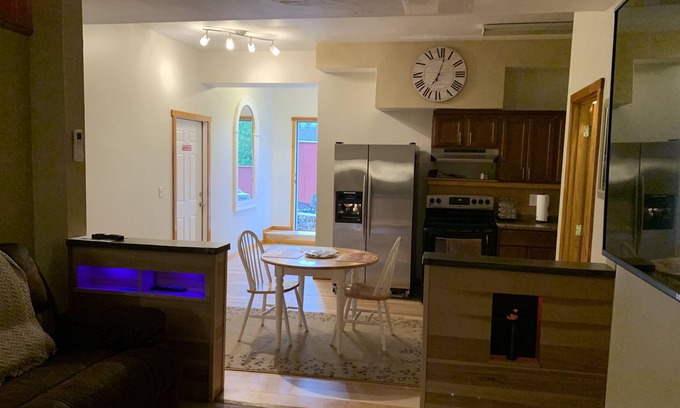 Tiverton Apartamento | Espacioso, totalmente equipado y actualizado de 1 habitación. Sin gastos de limpieza.