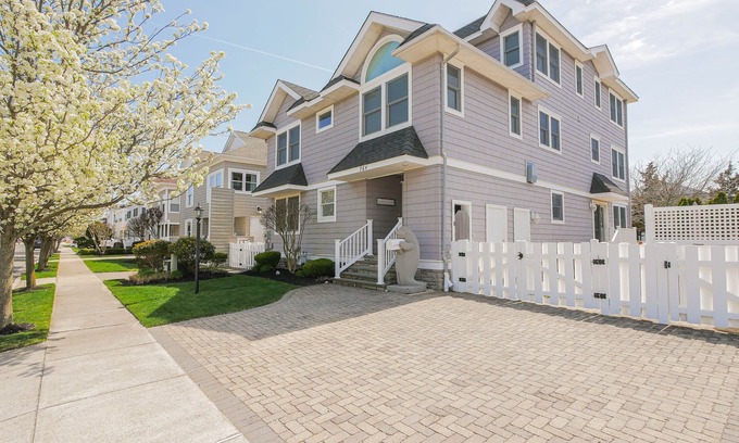 Avalon Casa | Spacious Custom Home: everything Avalon offers: Beach, Pool, Tennis, Hot Tub!