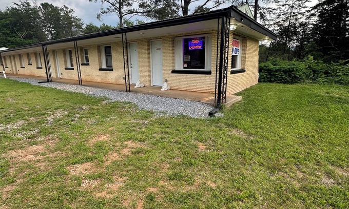 Isabella Apartamento | Spacious double sized motel room next door to Bar & Grill
