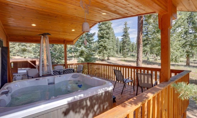 Duck Creek Village Casa | Spacious Duck Creek Village Cabin with Hot Tub!