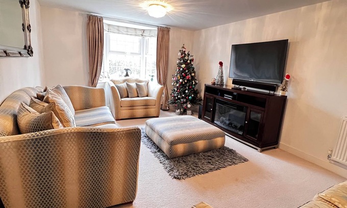 Norton Fitzwarren Casa | Spacious Family Retreat in Serene Taunton | Sleeps 8 | Near Town & Countryside