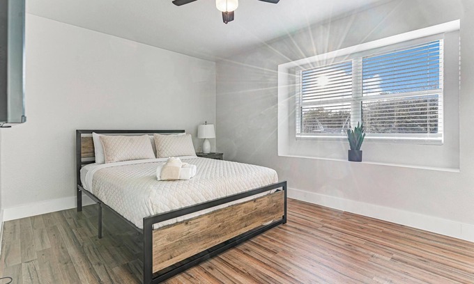 Central Southwest Casa | Spacious Family Getaway with Modern Comforts.