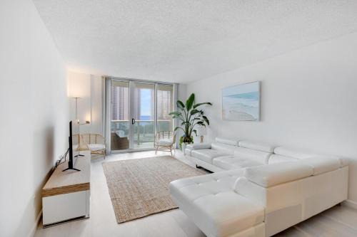 Sunny Isles Beach Apartamento | Spacious Family Escape with Pool & Beach Access