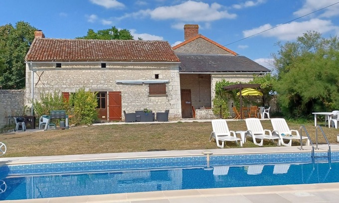 Jaulnay Otro | Granja amplia con piscina privada