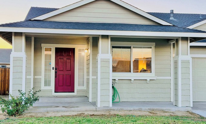 Fernley Casa | Spacious Fernley House: 4 Bedrooms, Garage & Kitchen