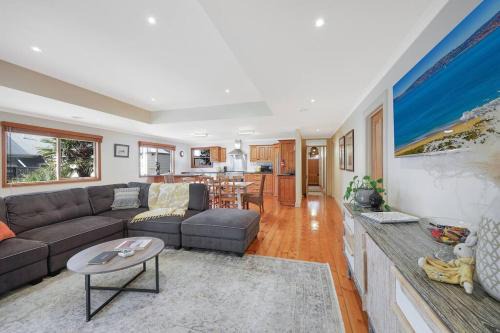 Warrnambool Casa | Spacious four bedroom central house sleeps 8