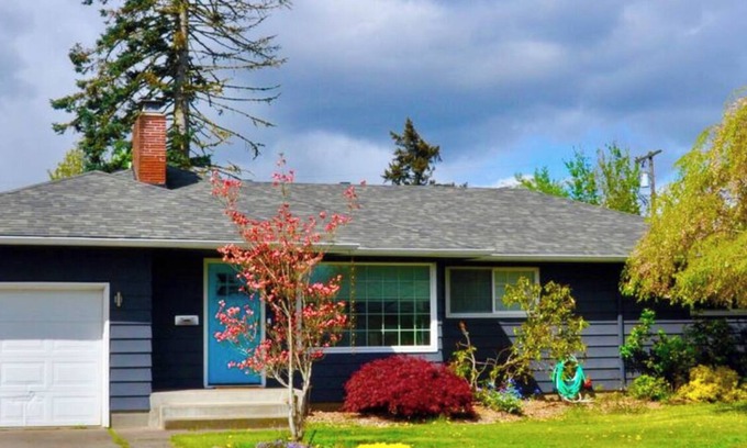 Montavilla Casa | Spacious Getaway Near Mt Tabor Park—Sleeps 4, Kitchen, AC, WD, Workspace, Patio