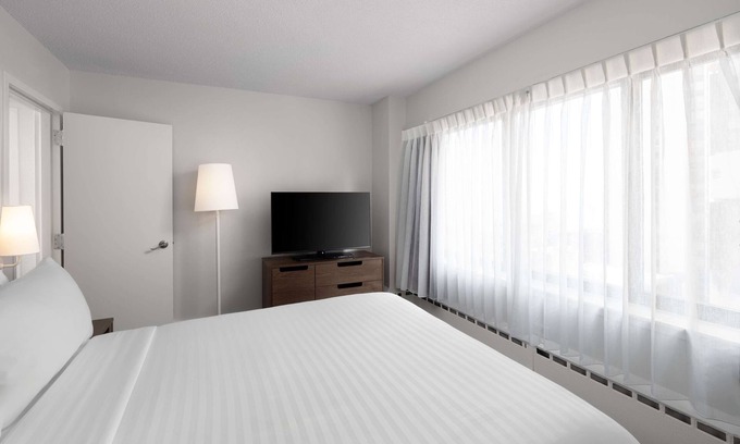 Streeterville Hotel | Spacious Good-Value Accommodation! 2 Convenient Units, Free Breakfast