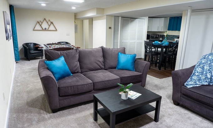 Columbine Apartamento | Spacious Guest Suite with Private Entrance, Hot tub, 2 Bedrooms, 1 Bath