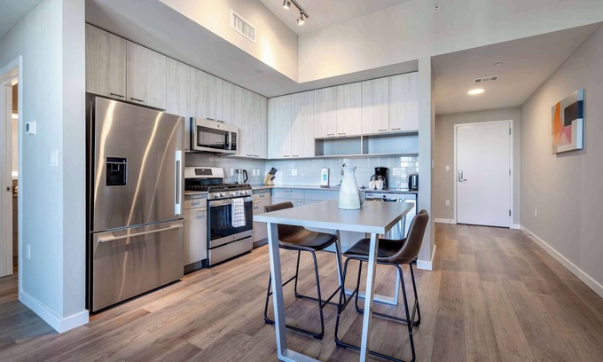 Stamford Apartamento | Spacious Harbor Apt with Balcony, Gym and Pool