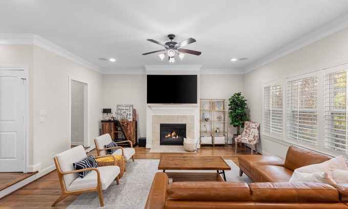 Shady Acres Casa | Spacious Heights 3BR home w/ putting green, balconies & walkable to hotspots