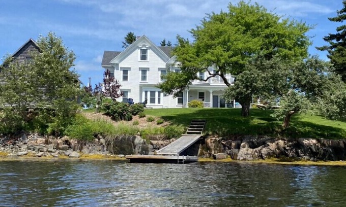 Tremont Otro | Amplia casa histórica frente al mar en Bass Harbor - impresionantes vistas - muelle privado