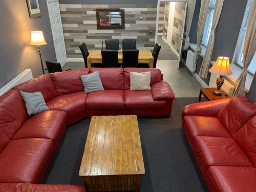 Shotts Casa | Spacious Holiday let midway between Edinburgh and Glasgow with three shower rooms