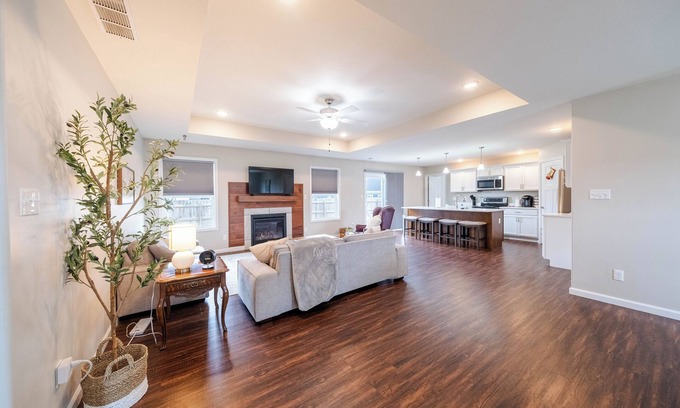 Urbana Casa | Spacious Home, Sauna, Fire Pit, King Bed, UIUC