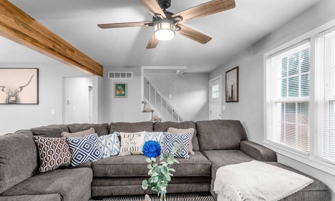 Overland Park Casa | Spacious Home w/5BR|Heart of OP|Great Location