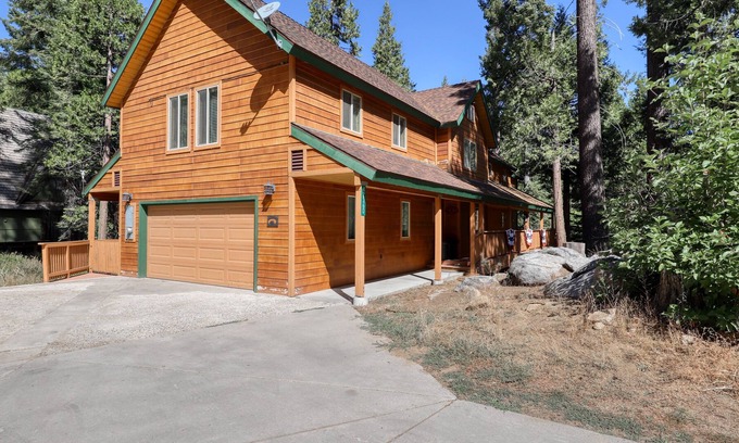 Sierra Cedars Cabina | Amplia casa con mucho entretenimiento interior y exterior, ¡cerca del lago y las laderas!