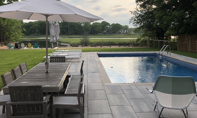 Mattituck Casa | Amplia casa con piscina climatizada y vistas al agua