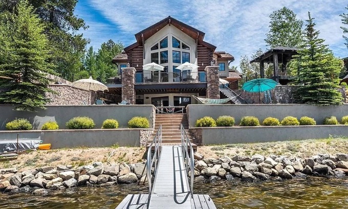 Donnelly Casa | Spacious home with incredible lakefront views!
