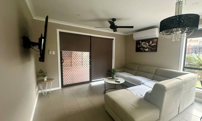 Redbank Plains Casa | Spacious House in Redbank Plains