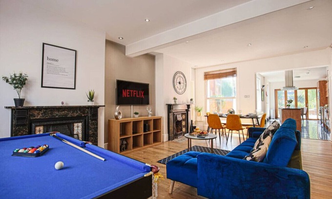 Northampton Casa | Spacious House Central Location Pool Table Smart TV Free Parking