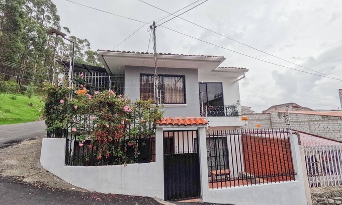 Cuenca Casa | Spacious house in front of a park (pet friendly)