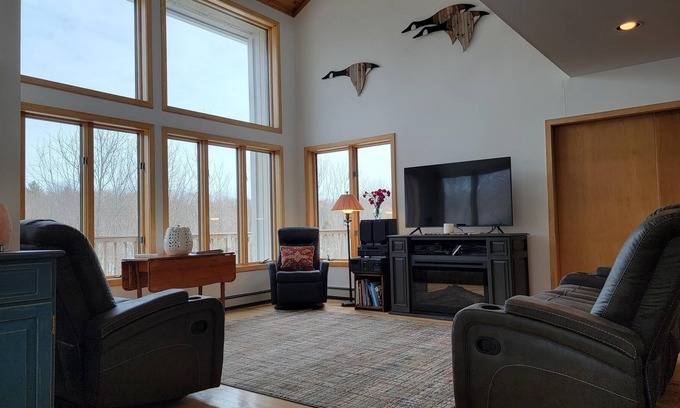 Cedar Casa | Spacious House near beaches, lakes, golf courses and wineries