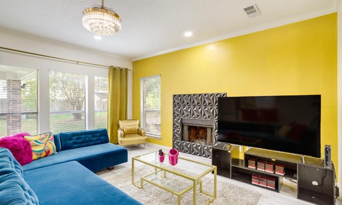 Barker Casa | Spacious Houston Home with Patio, Grill and Fireplace!