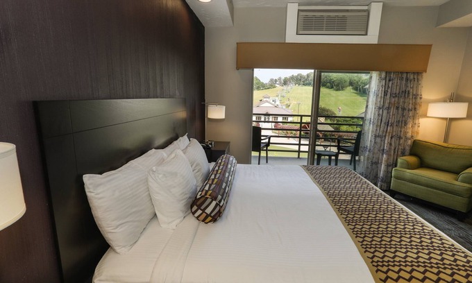 Fairfield Cabina | Spacious King Suite | Living Area + Kitchenette