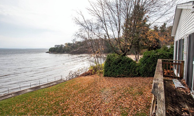 Plattsburgh Casa | Spacious Lake Front 6-bedroom house on Historic Lake Champlain
