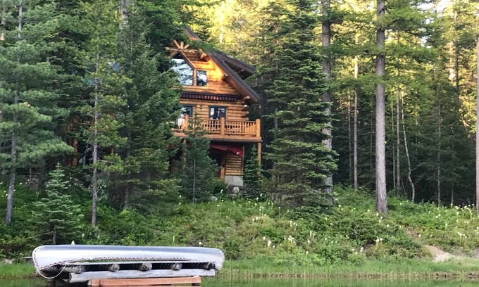 Columbia Falls Cabina | Spacious Lakefront Log Cabin "Gem" by Glacier Park