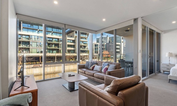Kingston Apartamento | Spacious Lakefront Apartment with Pool Access