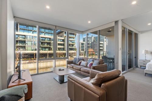 Kingston Apartamento | Spacious Lakefront Apartment with Pool Access