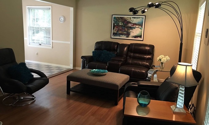 Middletown Casa | EZ Living con 3 recámaras, 2000 pies cuadrados, patio privado y ubicación