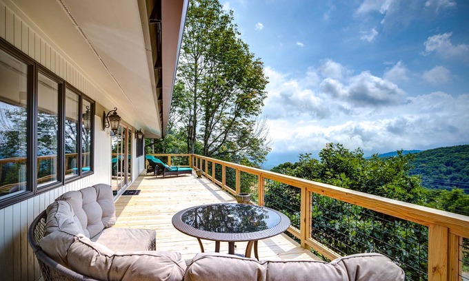 Seven Devils Cabina | Spacious lodge with magnificent mountain views, fireplace and hot tub.