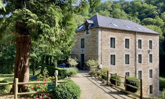 Saint-James Casa | Amplio molino de agua de lujo, cerca del Mont St Michel, arbolado por un arroyo, apto para niños