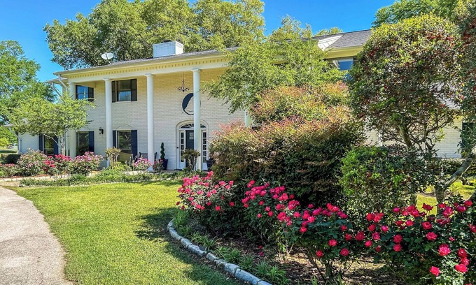 Madisonville Casa | Spacious Madisonville Estate w/ Grill & Pond Views