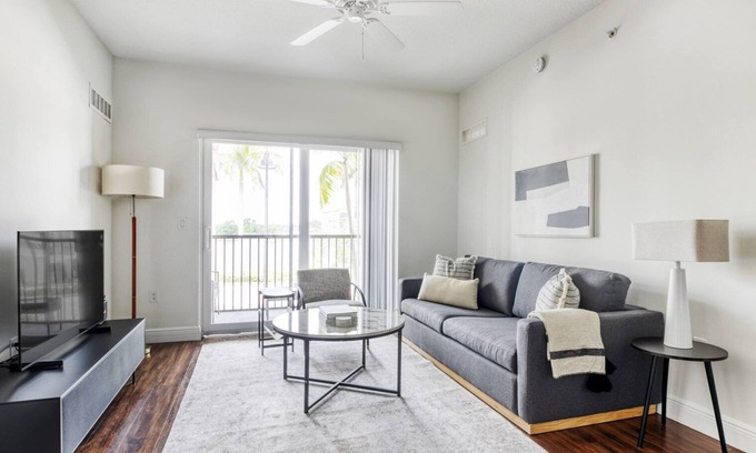 Miramar Apartamento | Spacious Miramar 2BR w/ Gym, Pool & W/D, nr WF, by Blueground