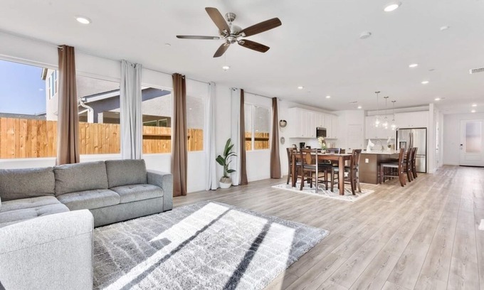 Pumpkin Center Casa | Spacious & Modern Retreat Near Historic Downtown!