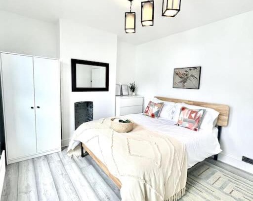 Wainscot Apartamento | Spacious Modern Victorian House in Rochester