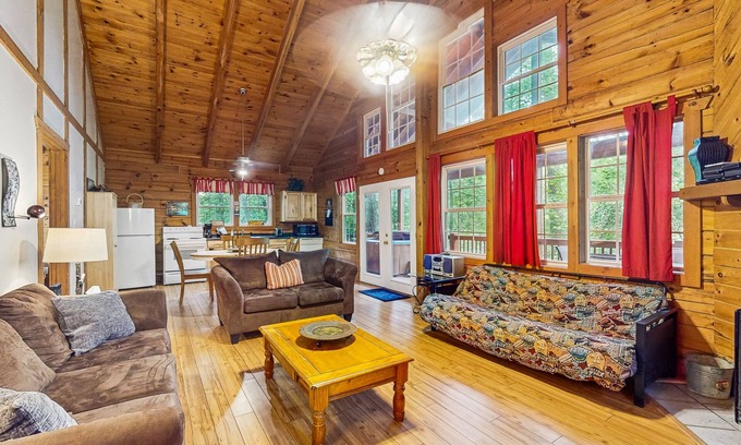 Sautee Nacoochee Cabina | Cabina de Blue Ridge Mountain que admite perros y espaciosa con bañera de hidromasaje privada, terraza