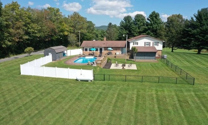 Sugar Grove Casa | Spacious Mountain Retreat – Sleeps 12 – Pool, Hot Tub, Peaceful & Beautiful!