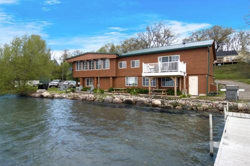 Mayfield Casa | Spacious Multi-Unit Retreat with Lakefront Views
